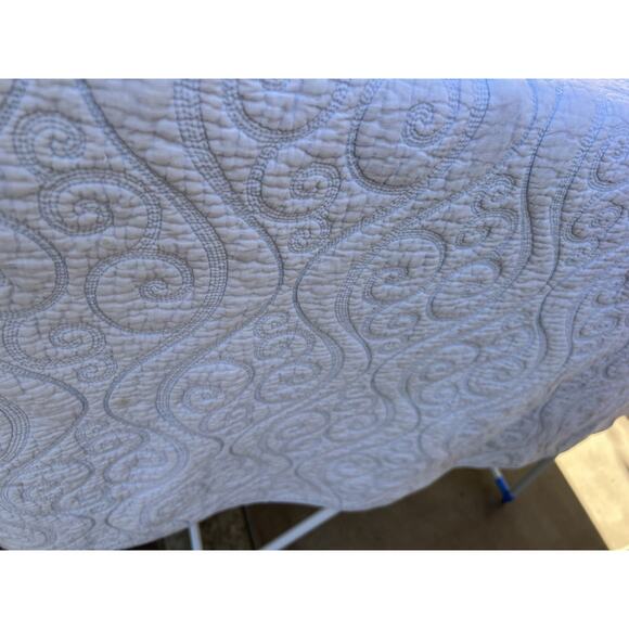 TAHARI HOME QUEEN REVERSIBLE COVERLET QUILT Light Blue swirling patterns Cotton - Picture 6 of 7